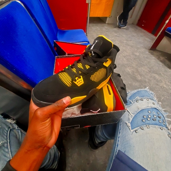 Jordan 4 thunder - Picture 4 of 4